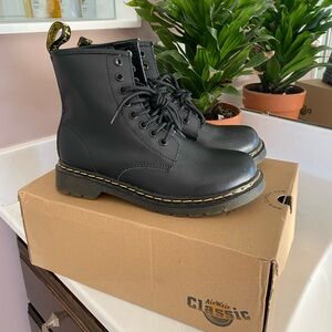 Dr. Marten 8-eye combat boot - Sz 7 New